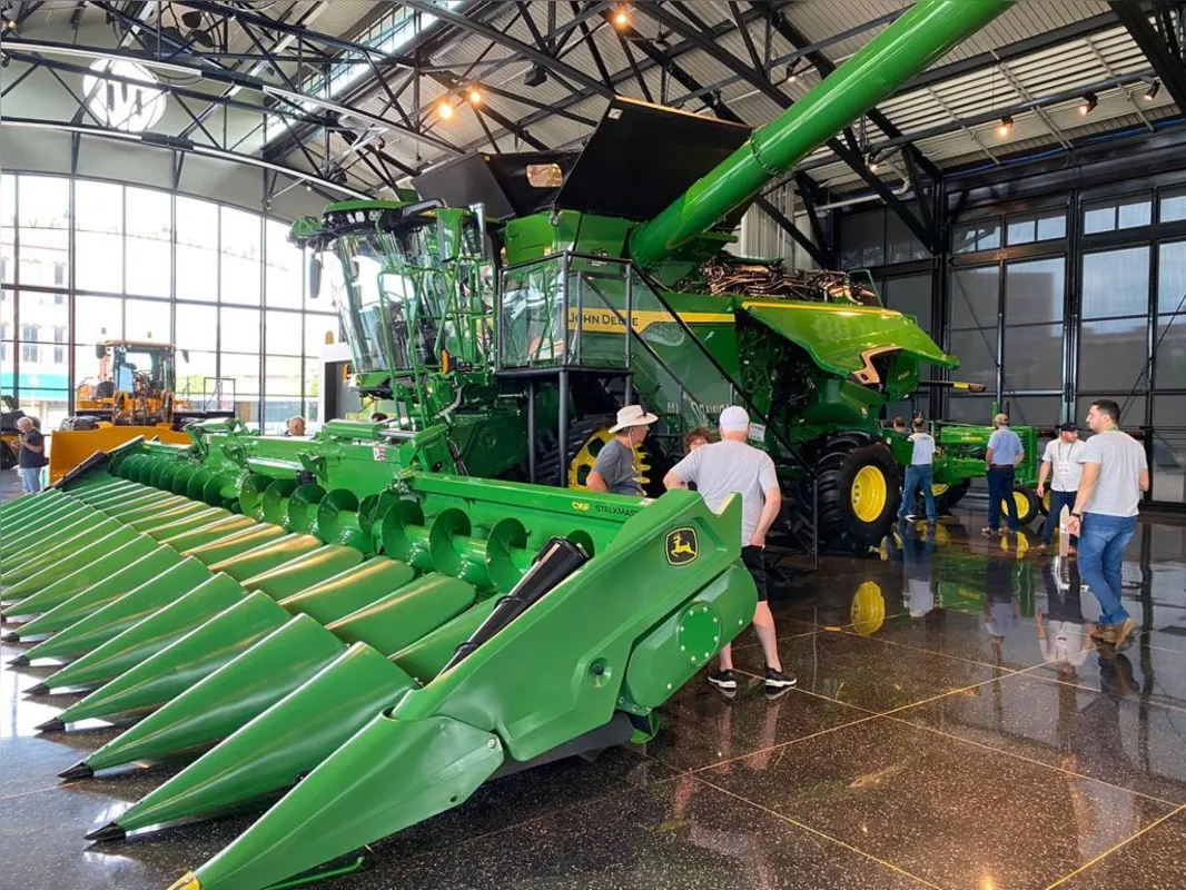 Na Farm Progress Show,  os estandes de máquinas de ponta atraíram atenção dos visitantes