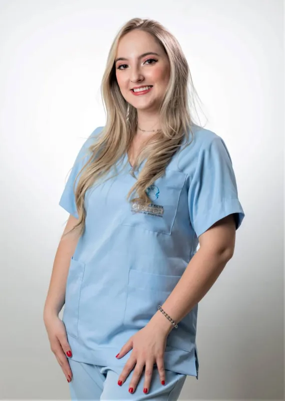 A técnica em Saúde Bucal Bianca Pinheiro, formada pelo Instituto Federal do Paraná, faz parte da equipe da Maxillo Facial Center. Ela é responsável, com muita competência, pelo preparo e acompanhamento dos pacientes que necessitam de cirurgias ambulatoriais e hospitalares, como relatam os chefes. A clínica odontológica e todo seu time, especializados em reabilitações orais e faciais, é referência regional pela excelência dos trabalhos realizados, conforme apontam especialistas