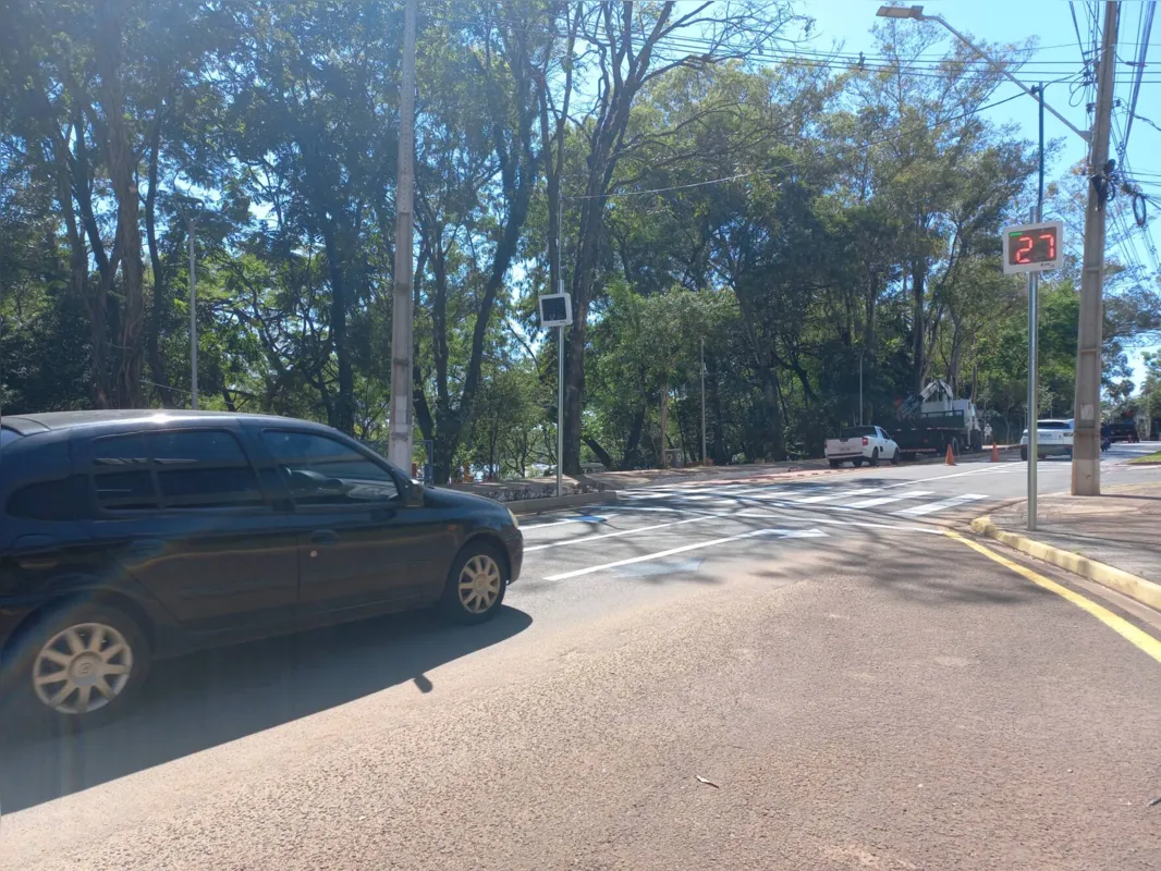 À margem do lago Igapó dois também foram colocados painéis para mostrar a velocidade
