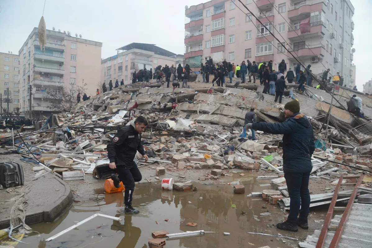 Pessoas na Turquia procuram sobreviventes do terremoto de magnitude 7,8 que atingiu o país na madrugada de segunda-feira