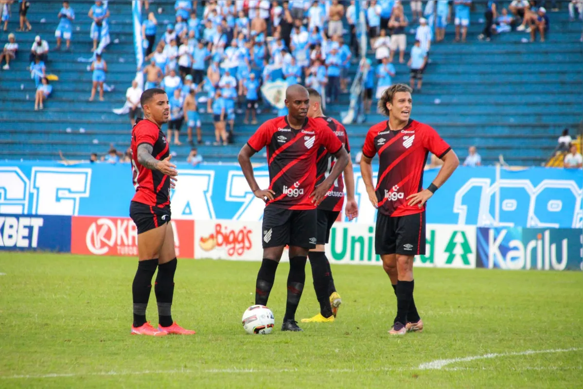 LONDRINA,PR,26.02.2023:LONDRINA-ATLÃ‰TICO-PR-CAMPEONATO-PARANAENSE - Lance durante partida entre Londrina e AtlÃ©tico PR, vÃ¡lido pelo Campeonato Paranaense, realizado na cidade de Londrina, PR, neste domingo, 26. (Foto: Filipe Barbosa/Futura Press/Folhapress)
