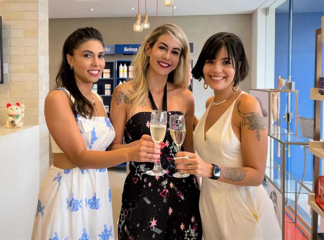 Rosa Maria Rabelo ladeada pelas anfitriãs  Carla Miyamoto e Larissa Mendonça