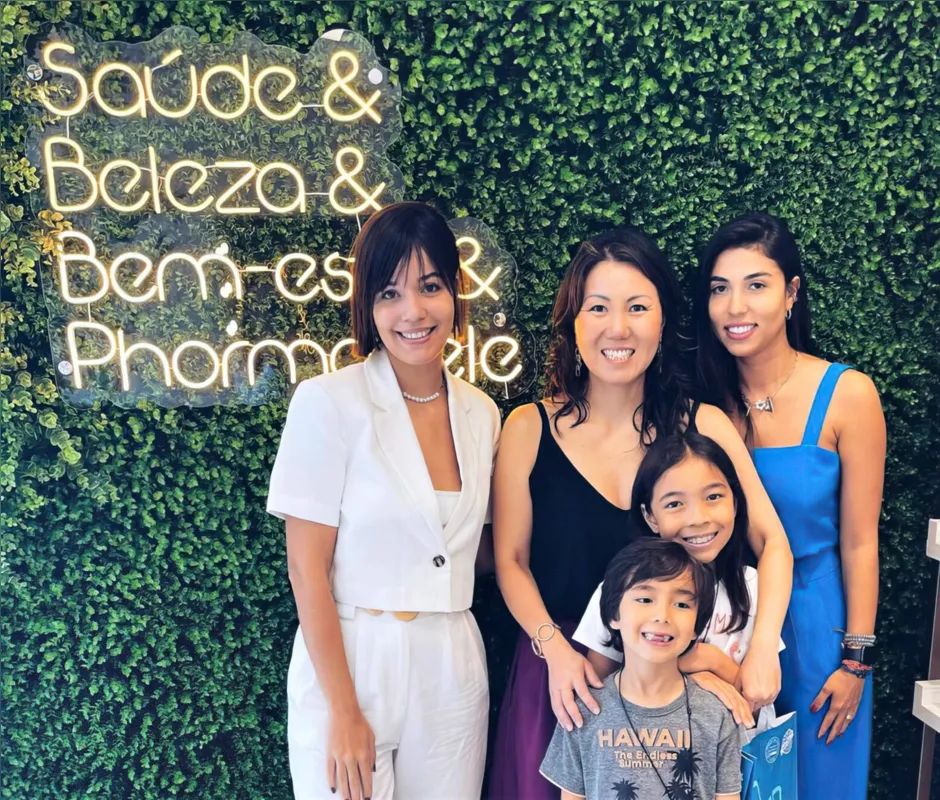 Larrisa Mendonça , a  nutricionista dra. Katia Tookini e filhos com  Carla Miyamoto, anfitriã