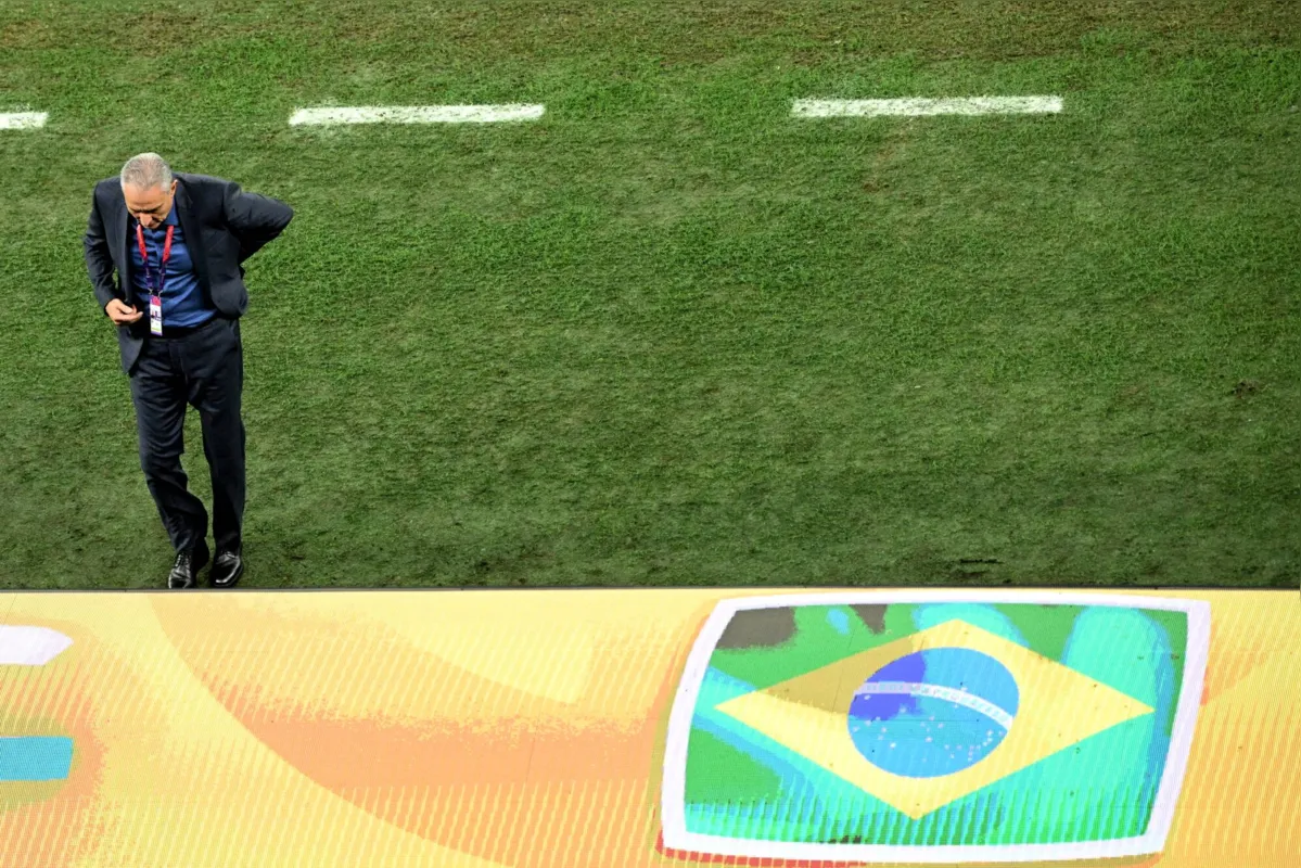 Brazil's coach Tite reacts during the Qatar 2022 World Cup quarter-final football match between Croatia and Brazil at Education City Stadium in Al-Rayyan, west of Doha, on December 9, 2022. (Photo by Ina Fassbender / AFP)