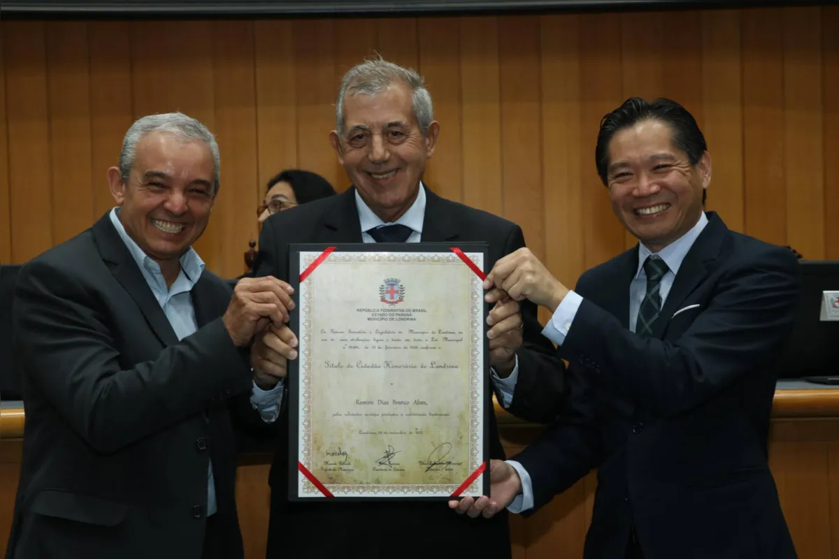 O homem de Santarém, Ramiro Dias Branco Alves, produtor das melhores carnes de Londrina (como dizem muitos churrasqueiros), recebendo o título de cidadão honorário do ex-vereador Vilson Bittencourt e do vereador Eduardo Tominaga