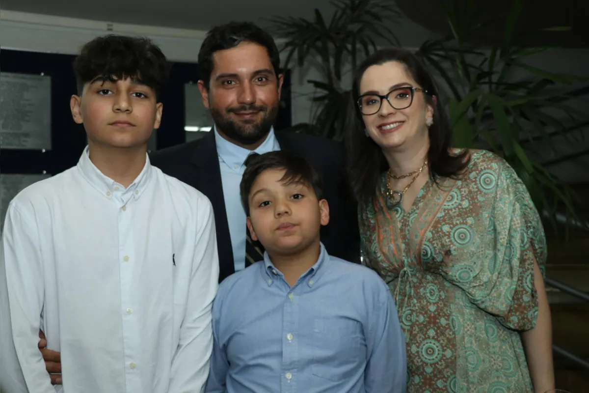 O filho do empresário, Rodrigo Cardoso Alves, a nora Helen Tchopko Alves e os Netos João Pedro e Luis Felipe