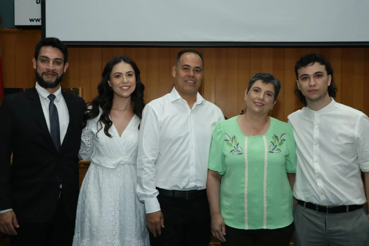 Alvaro Alves Ribeiro de Souza e a neta do homenageado Julia Alves Rodrigues, a filha Ilda Maria Cardoso Alves Rodrigues, o genro Wilson Renato Rodrigues e o neto Vitor Manuel Alves Rodrigues