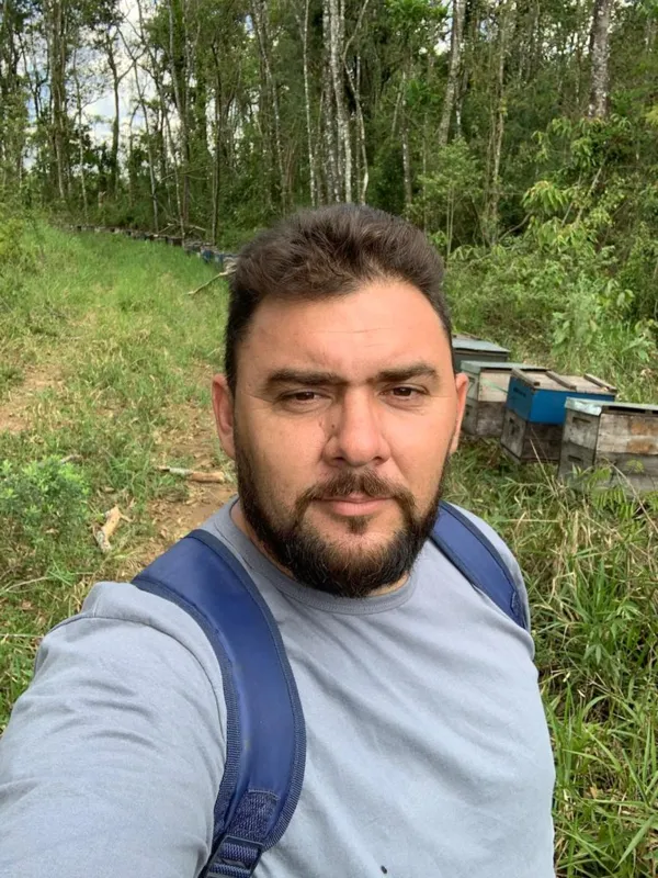 Everson Camargo herdou da família a paixão pela produção de mel: exportação