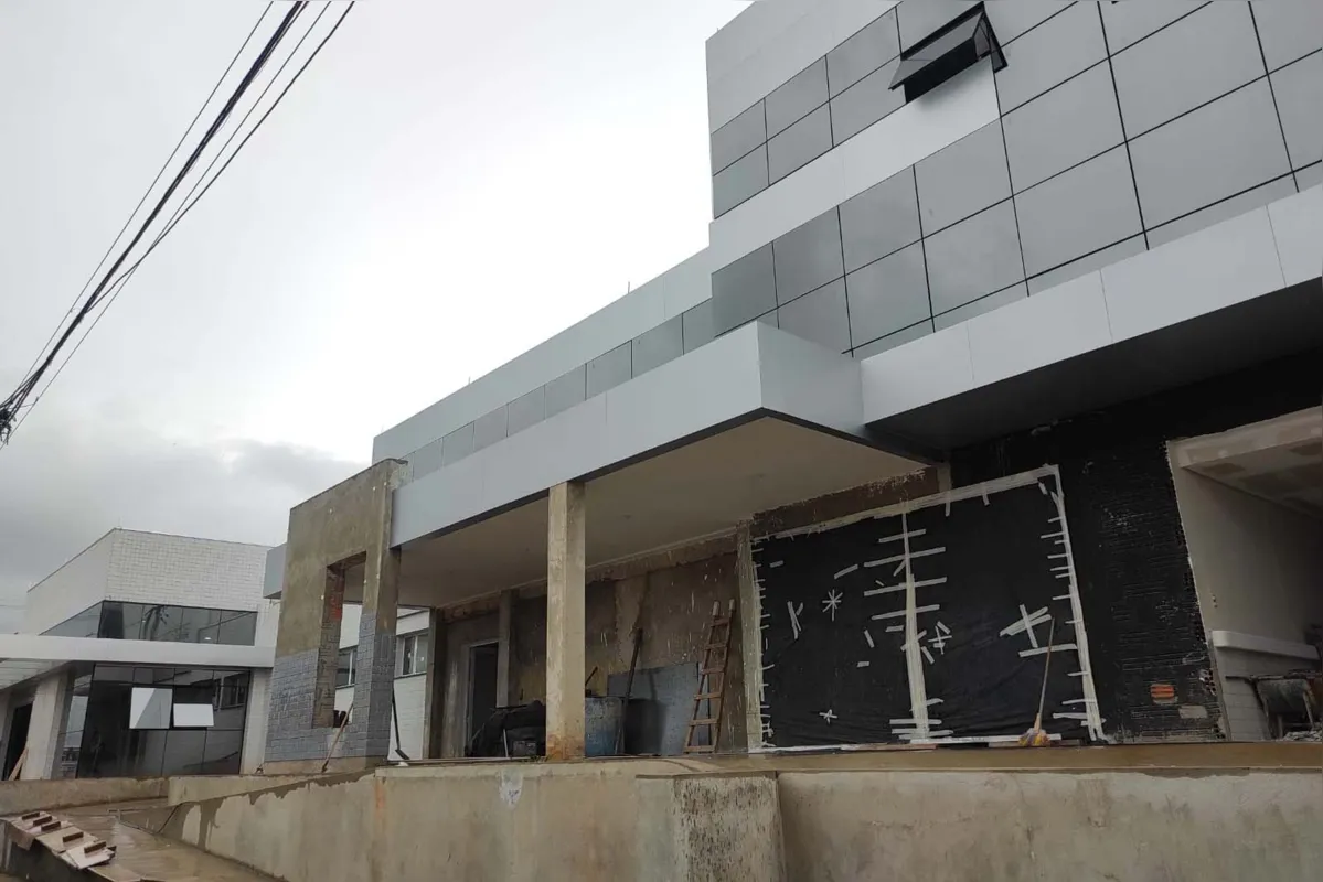 secretário de Estado da Saúde, Beto Preto, realizou uma visita às obras de reforma e ampliação do Hospital Municipal de Ibaiti. -