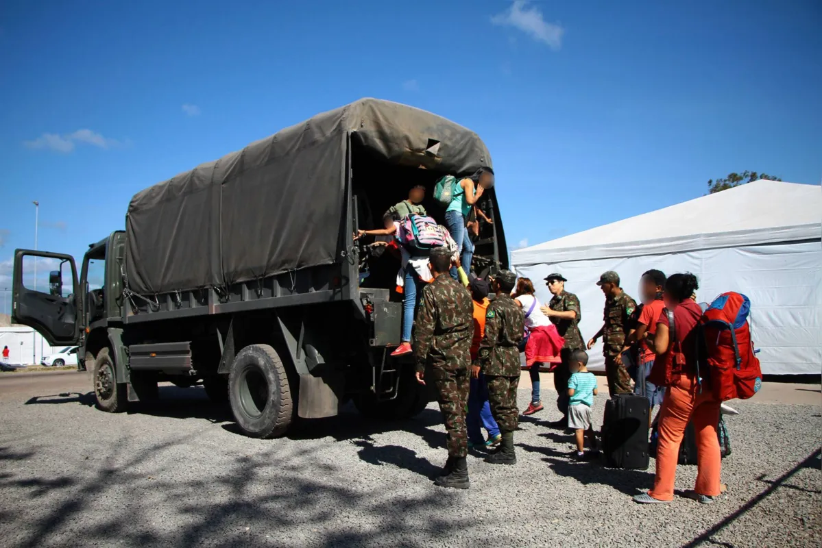 Venezuelanos chegam ao Brasil por Roraima:  instabilidades políticas, econômicas e sociais fazem com que as pessoas continuem a deixar o país em busca de proteção internacional