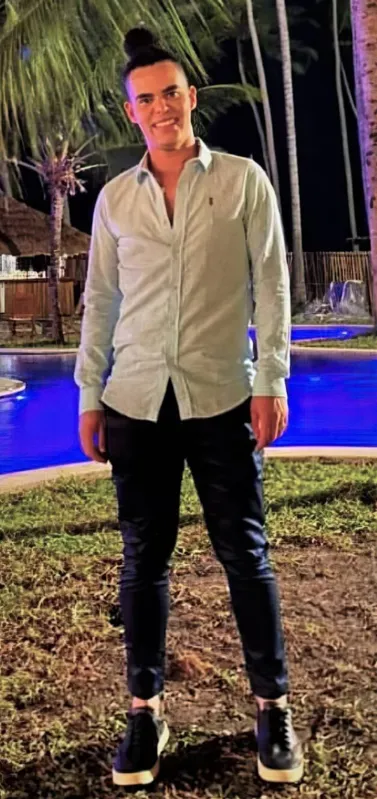 Muito festejado pelas amigas e clientes em Londrina, Vanderson da Corte Tavares comemora aniversário neste sábado (dia 18). O jovem talentoso faz parte da conhecida equipe de Adriano Andrade. Parabéns!