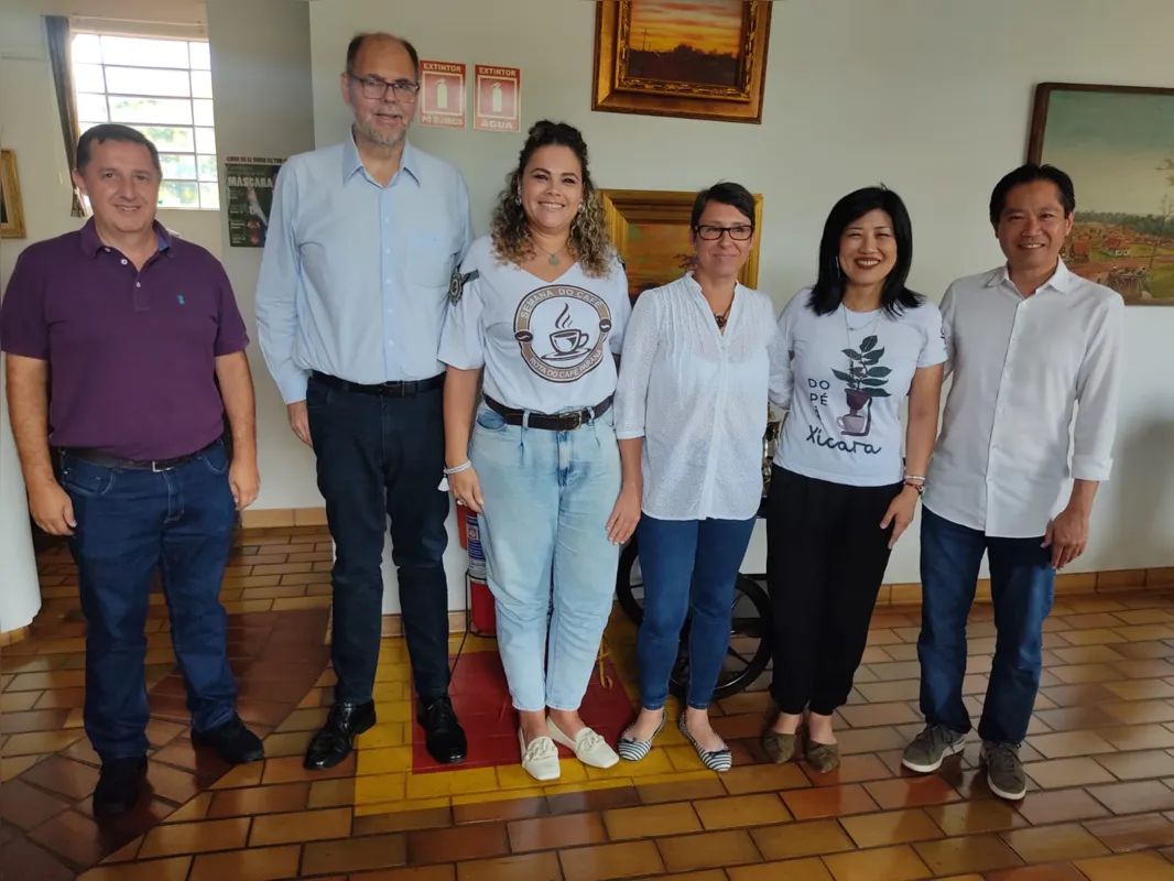 "A Rota do Café traz o resgate da cultura do café da nossa cidade e região. O visitante vivencia uma experiência única. Vai da semente à xícara com o café pronto. O aroma, a degustação, conhecem o cafezal, o manejo, o empreendimento. É uma experiência completa”, detalhou Alex Canziani, presidente da Codel, durante a primeira reunião do ano da Rota do Café. A presidente da Rota, Fernanda Correa, trouxe como pauta, a 11ª Semana do Café que vai ser de 24 a 28 de maio, no Museu Histórico de Londrina. Na foto, Terra Junior, assessor político, Alex Canziani, Fernanda Correa, Cristiane Toma, vice-presidente da Rota do Café, Edméia Aparecida Ribeiro,  diretora do Museu Histórico e o vereador Eduardo Tominaga