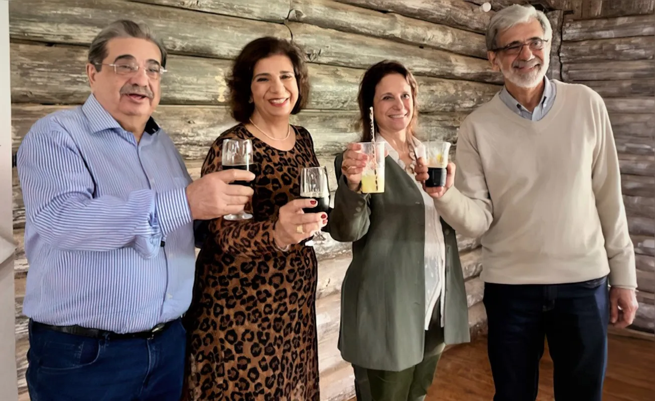 O quarteto de irmãos  Bounassar brindando o recente reencontro em Londrina: João Paulo (médico em Maringá); Márcia, arquiteta em Londrina, Olga, professora aposentada em Campinas, e Jorge Bounassar Filho, engenheiro e ex-reitor da UEL. A foto é de Lia Mendonça