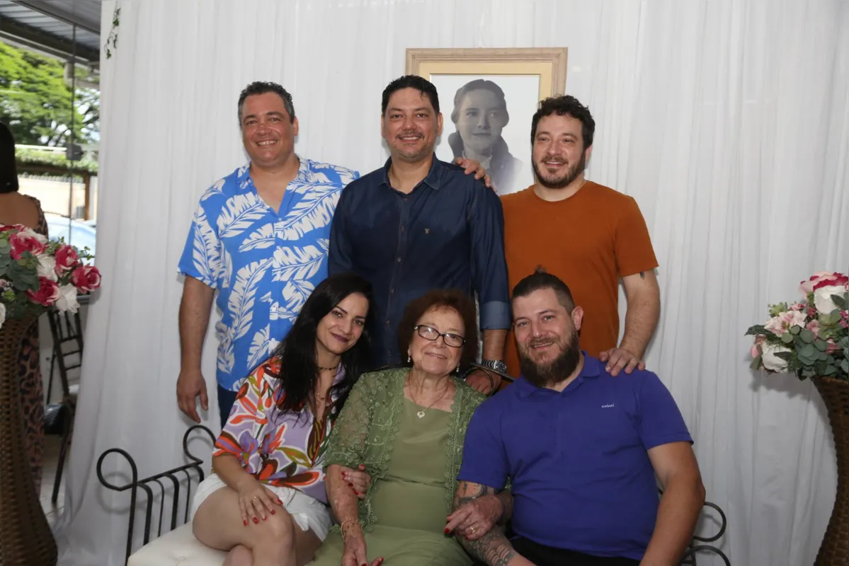 Dona Paulina com os netos José Ricardo Bernardi, Luís Carlos Bernardi, Carlos Thiago Bin, Maria Graziele e João Antônio Bin