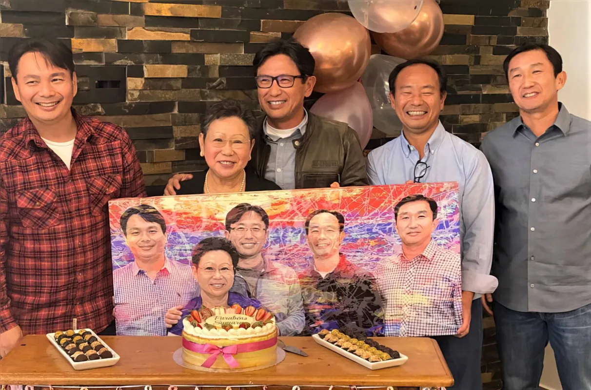 Dona Sumaru com seus filhos Henrique, Ciro, Reinaldo e Sidney, segurando o quadro, uma obra de arte do pintor Carlos Kubo