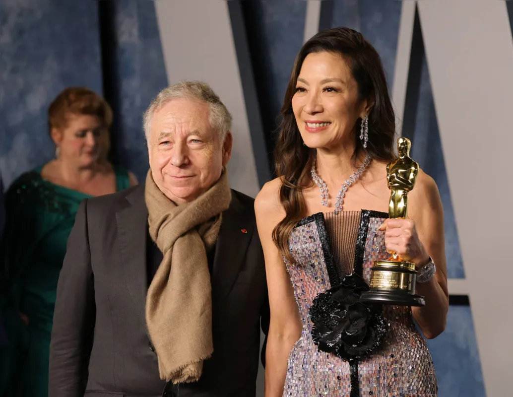 Michelle Yeoh com o prêmio de melhor atriz: filme já vinha colecionando as principais premiações do cinema, como o SAG Awards
