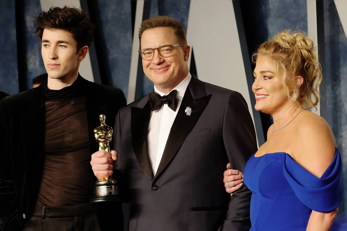 Brendan Fraser com o Oscar de melhor ator por "A Baleia"