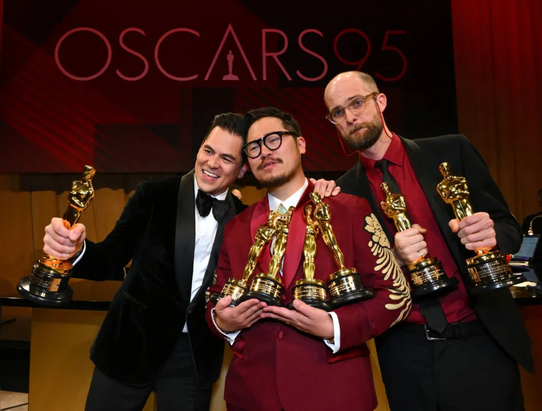 O produtor Jonathan Wang (à esquerda), os diretores Daniel Kwan e Daniel Sheinert (à direita) com as estatuetas por "Tudo em Todo Lugar ao Mesmo Tempo"