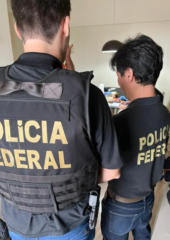Durante a busca, os policiais apreenderam mídias e um celular