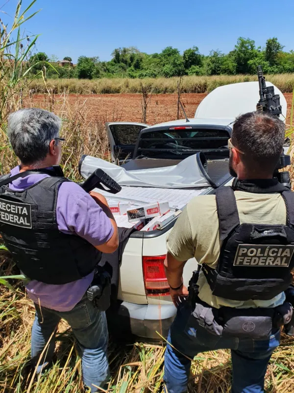 O veículo apreendido continha em seu interior cerca de 25 caixas de cigarros contrabandeados.