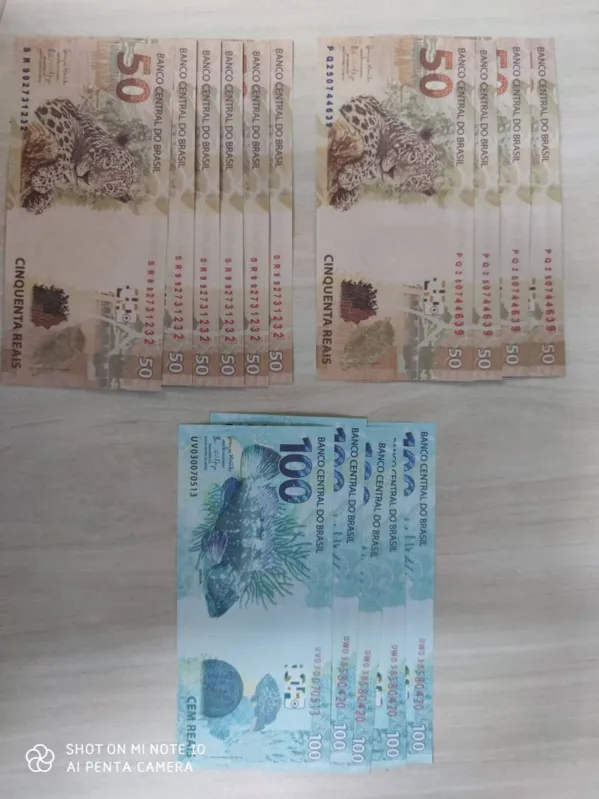 O rapaz recebeu um pacote que totalizou mil reais em notas de reais falsas.