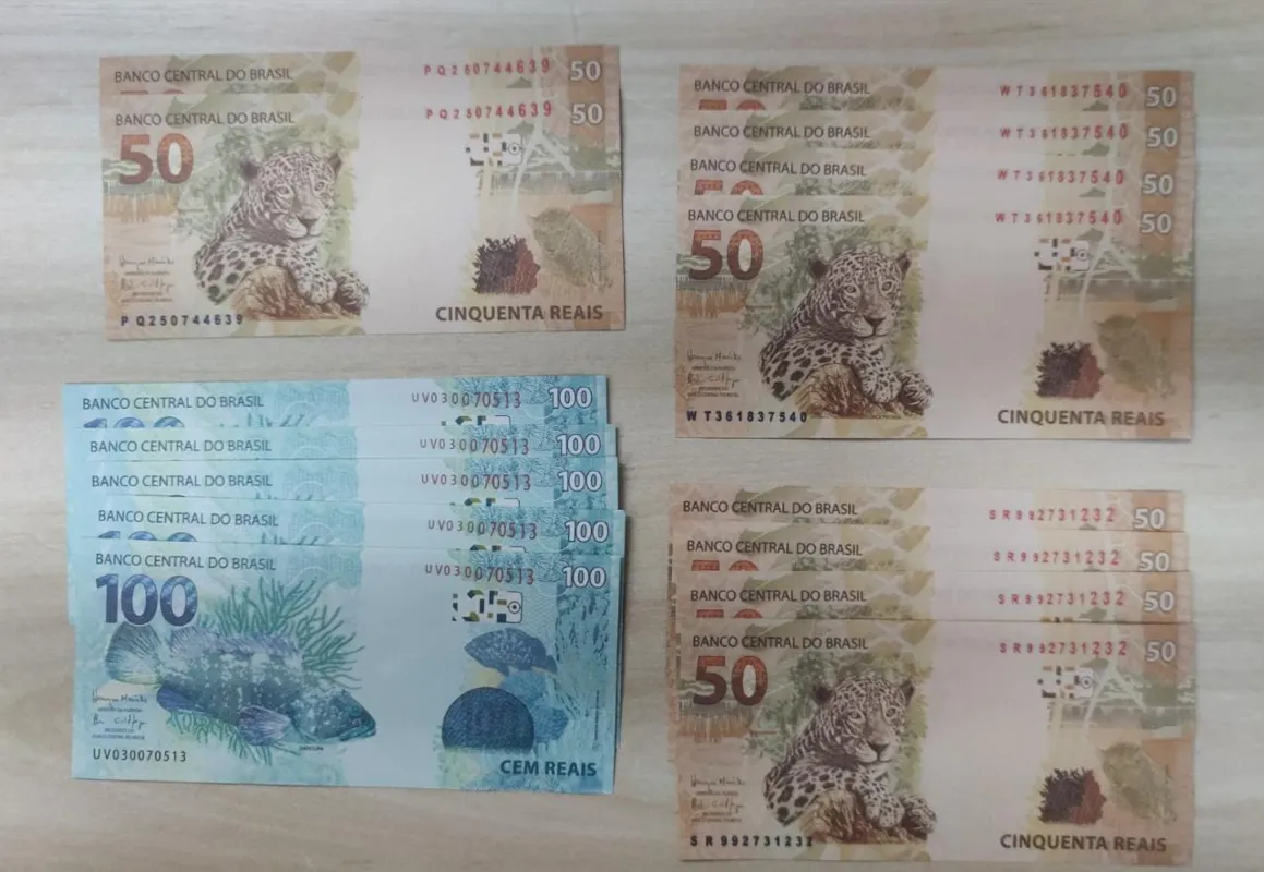 A encomenda continha em seu interior 10 cédulas de R$ 50,00 e 5 cédulas de R$100,00, totalizando o valor de R$ 1.000,00 em cédulas falsas.