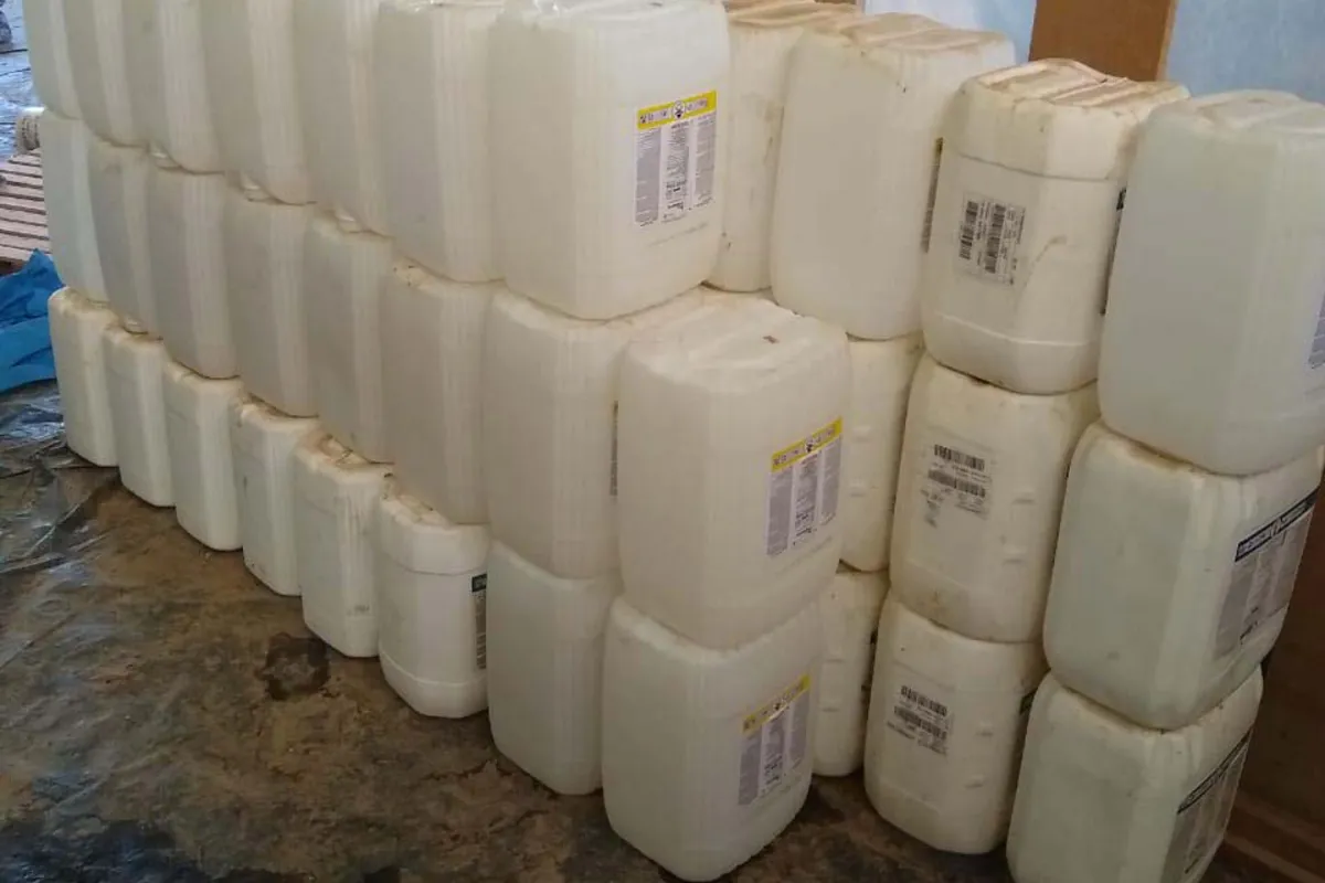 A partir da entrega feita pelo produtor, o material estocado nos postos de recolhimento é encaminhado às centrais de triagem para o processo de prensagem e trituração das embalagens