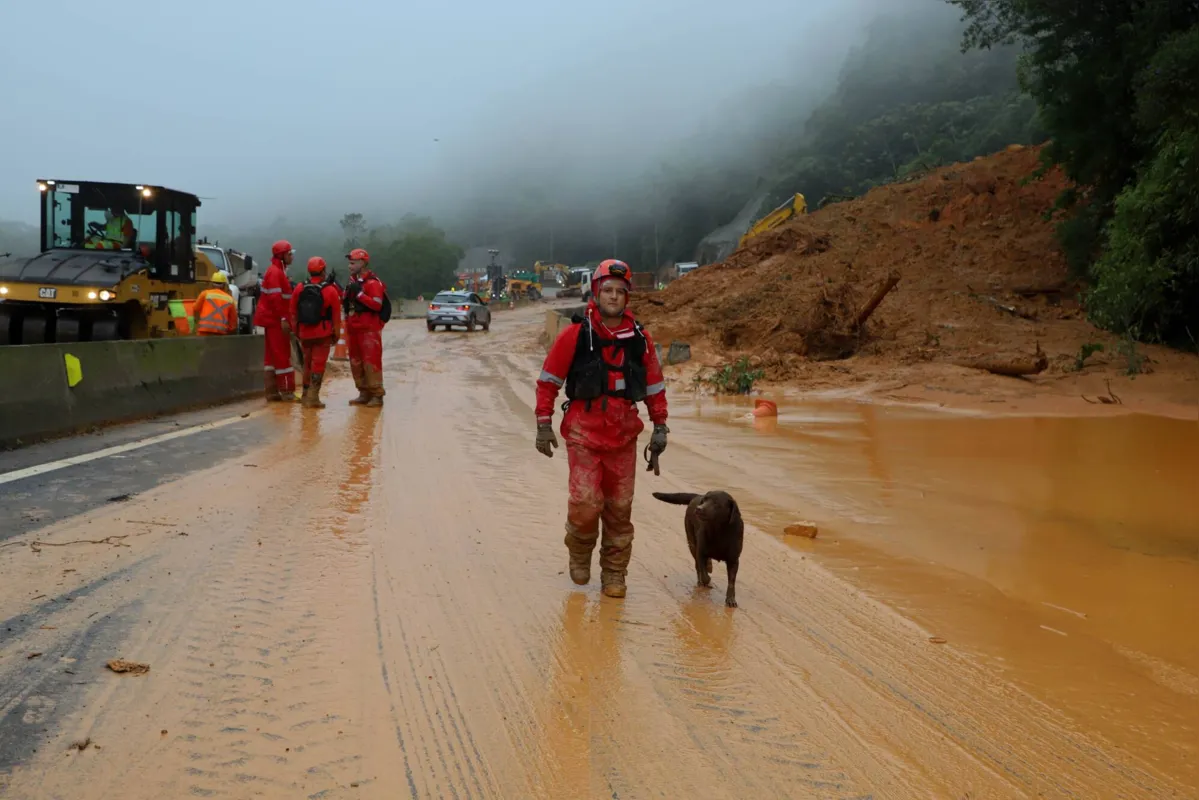 Deslizamento de terra na BR-376 em Guaratuba, que causou a morte de duas pessoas