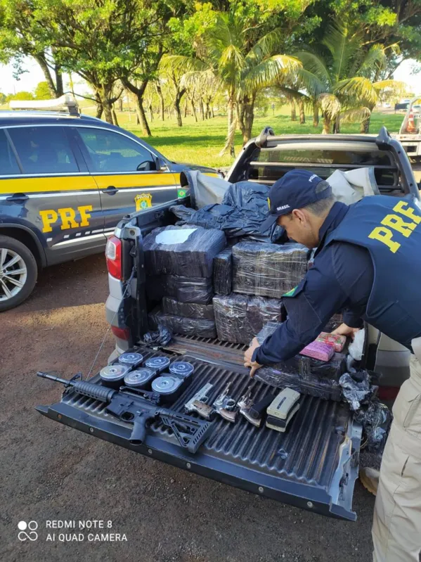 No interior do veículo foram encontrados maconha, fuzil, pistola e dois revólveres.