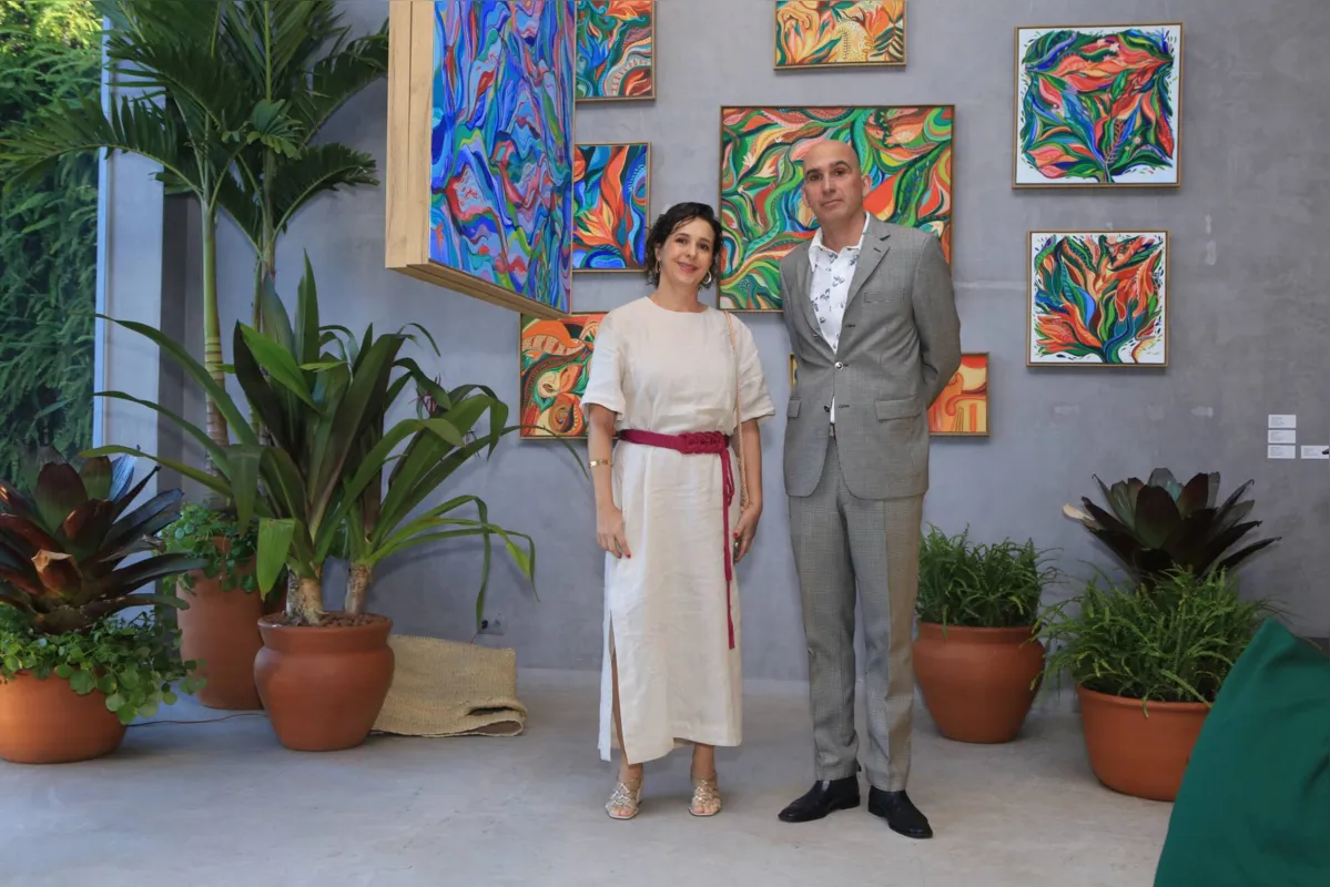 A artista com o curador Renato De Cara