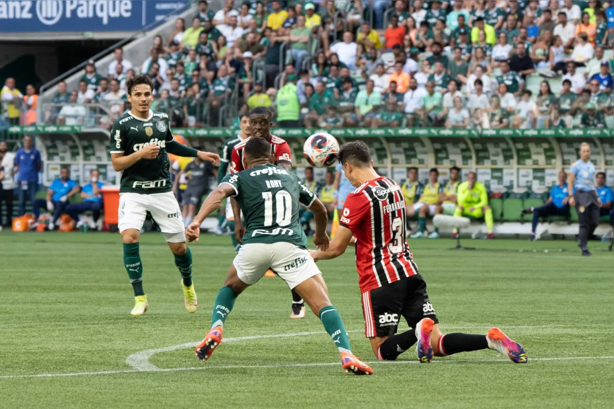 Rony e Ferraresi em lance do clássico paulista disputado no Allianz Parque
