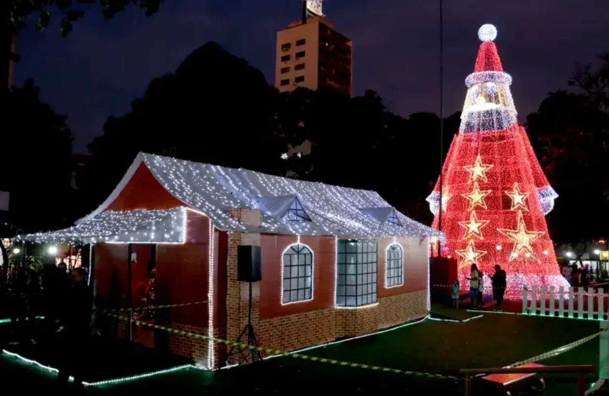 Imagem ilustrativa da imagem Papai Noel chega em Londrina e recebe visitantes na Praça da Bandeira
