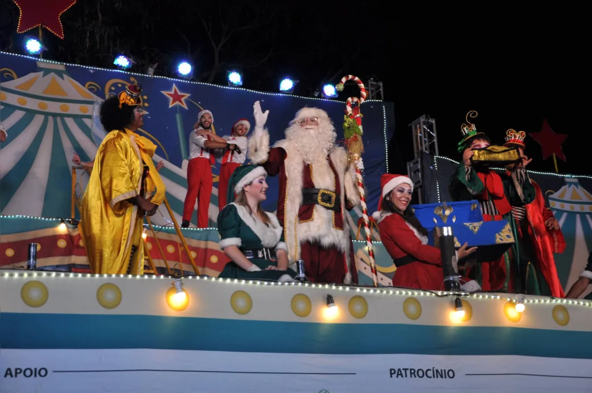 Imagem ilustrativa da imagem Papai Noel e espetáculo de Natal atraem milhares em Campo Mourão