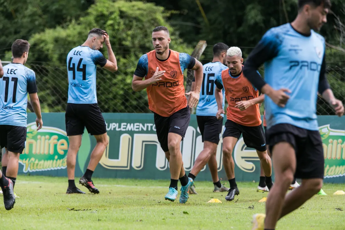 O zagueiro Arthur pode ganhar uma chance no jogo de domingo e fazer a sua estreia com a camisa do Londrina