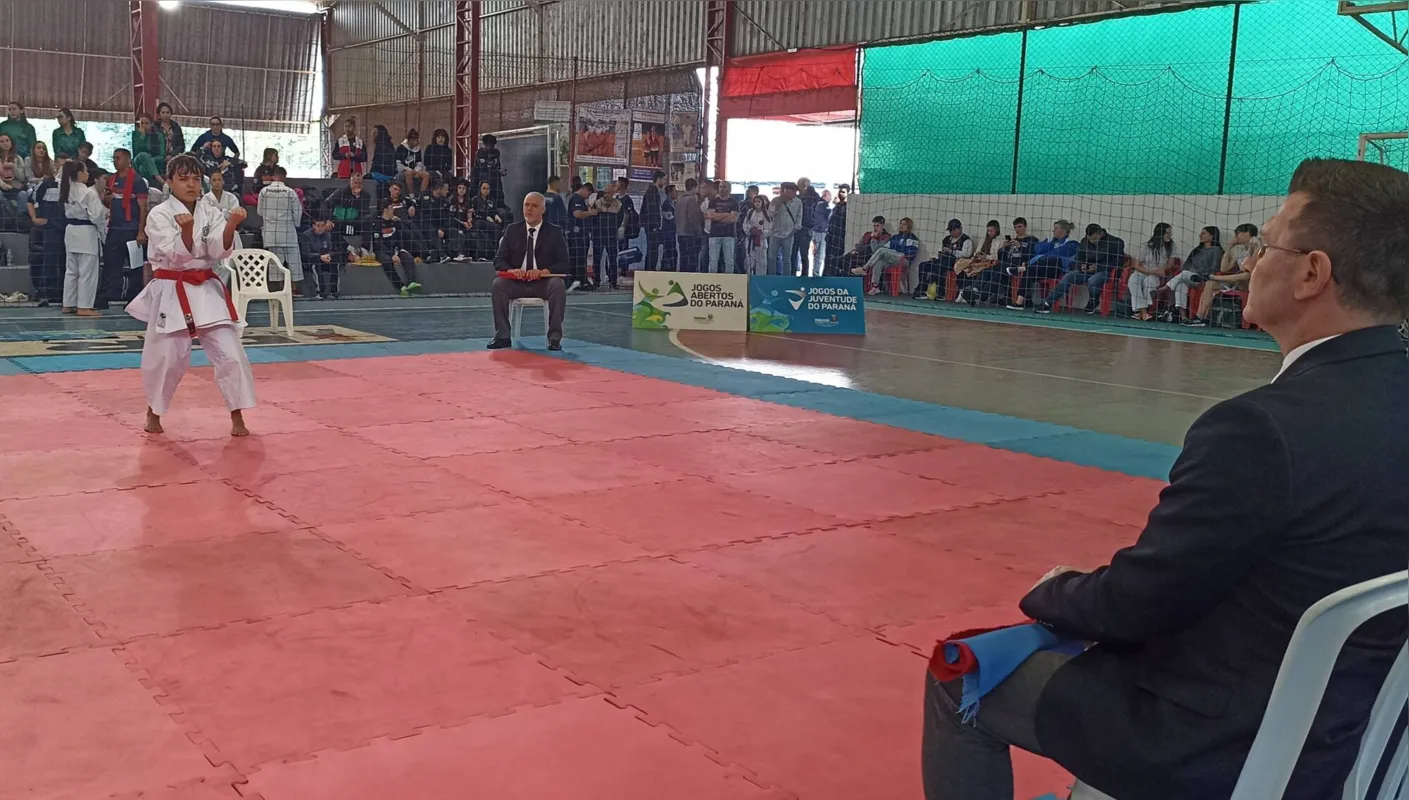karateca Maria Eduarda Gonçalves, 15 anos, conquistou o primeiro lugar em evento que integra o Paraná Combate
