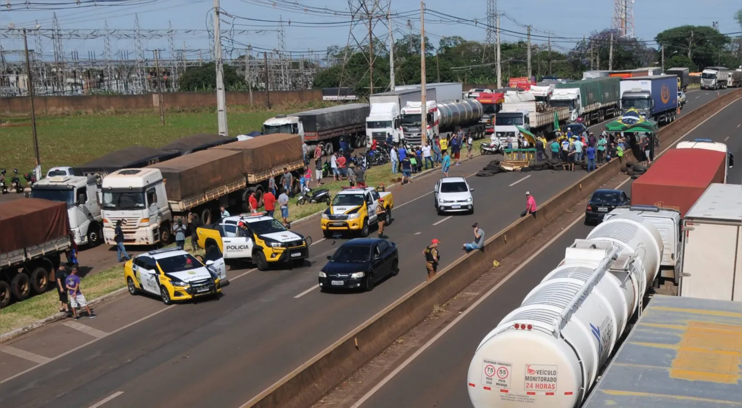 Centenas de caminhoneiros no Estado paralisaram seus veículos nas rodovias do Paraná
