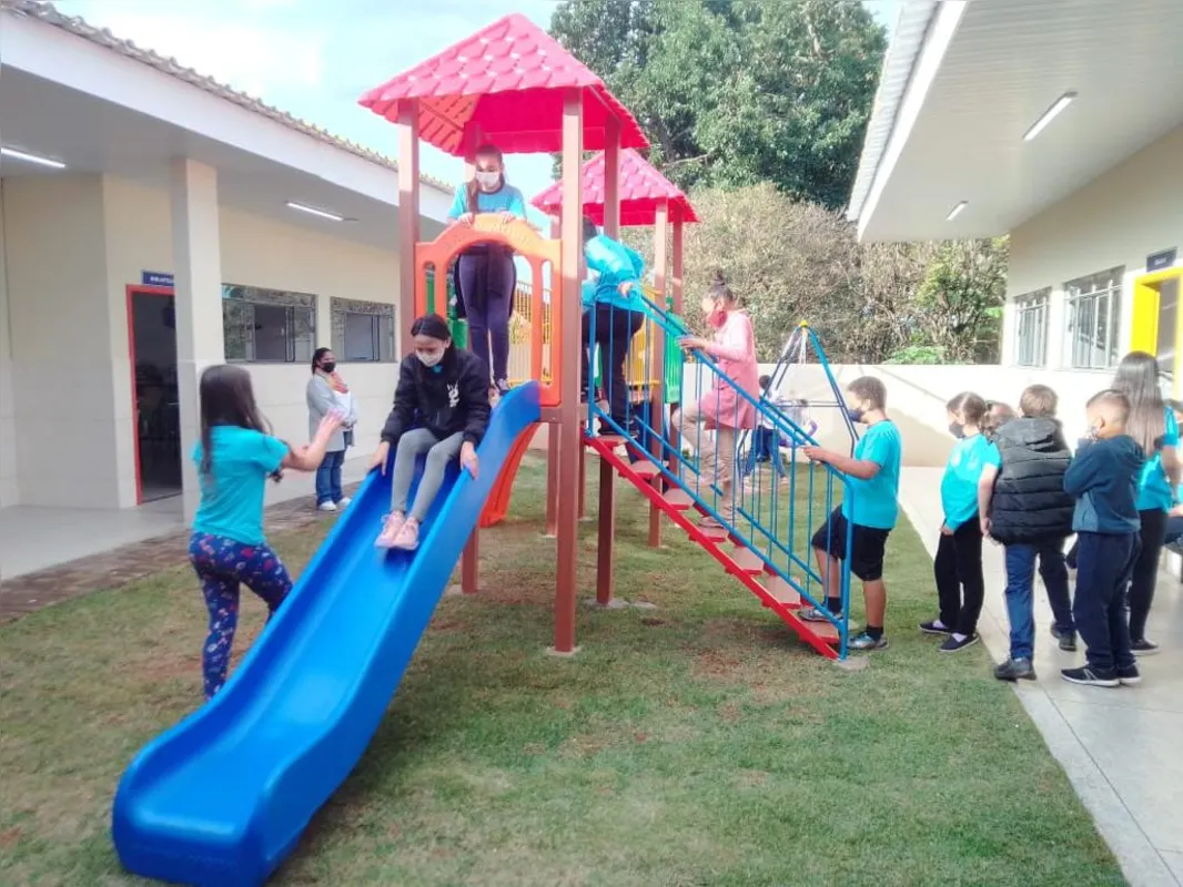 O parquinho na Escola Municipal Francisco Aquino Toledo, no Distrito de São Luiz, criou um novo estímulo para as crianças: espaço para brincar era um sonho