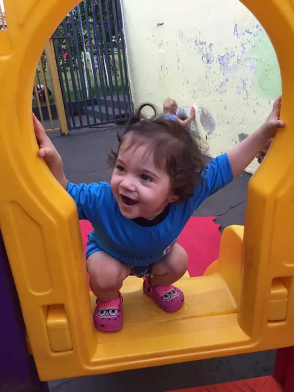 Nas escolas, os brinquedos dos parquinhos infantis são adaptados para diferentes faixas etárias: a ordem é se divertir