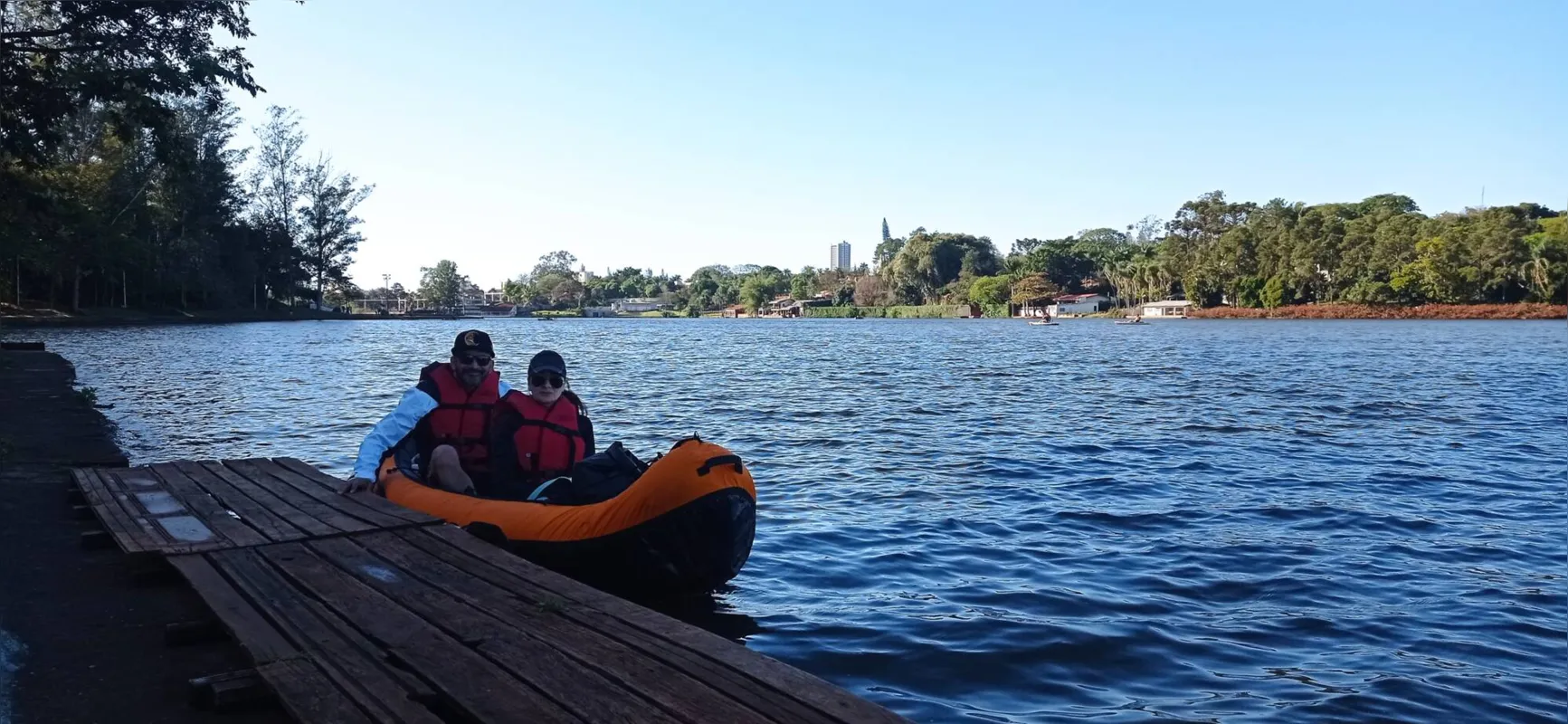 Nicole Lopes e Edson Aoki foram alguns dos primeiros a colocar a embarcação na água para o passeio.