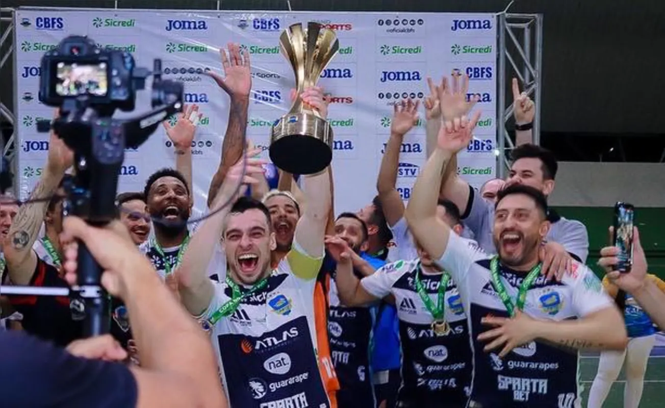 Jogadores do Pato Futsal comemoram o título inédito da Copa do Brasil no Ceará