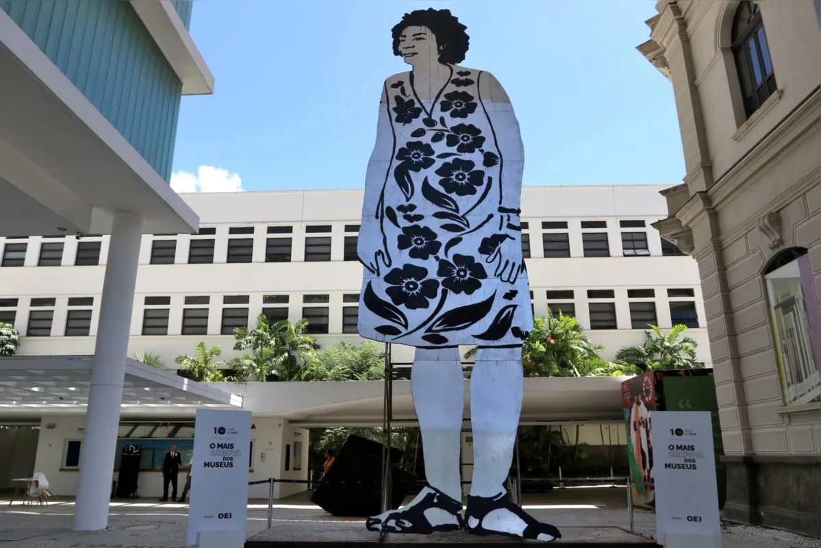 Escultura de 11 metros de altura em homenagem a Mrielle Franco, do artista plástico Paulo Nazareth, no pilotis do Museu de Arte do Rio, zona portuária do Rio