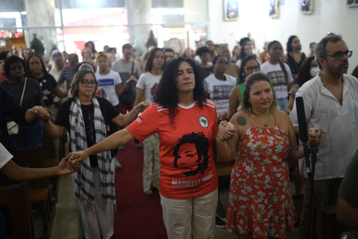 Parentes, amigos e apoiadores de Marielle Franco participam de missa dos cincos anos brutal assassinato dela e do motorista 
Anderson Gomes:  quem mandou matar e por quê?