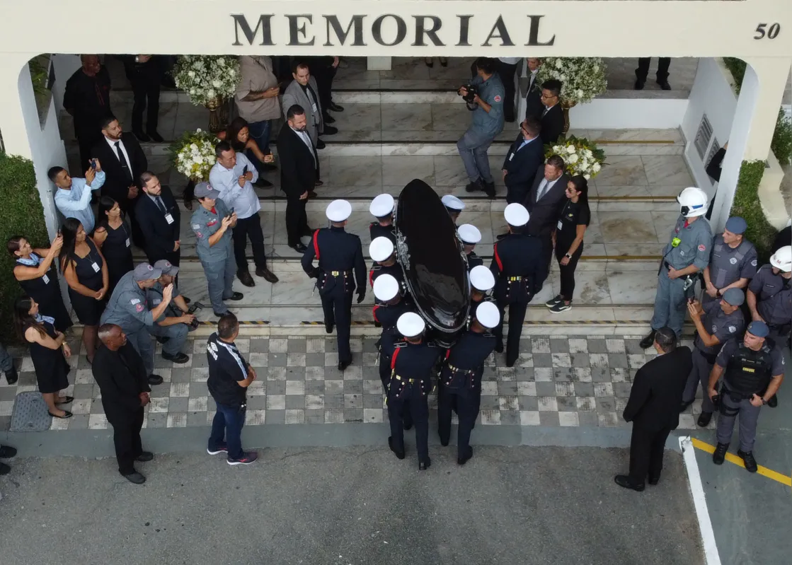 Caixão de Pelé chega ao cemitério vertical Memorial Necrópole Ecumênica para ser sepultado