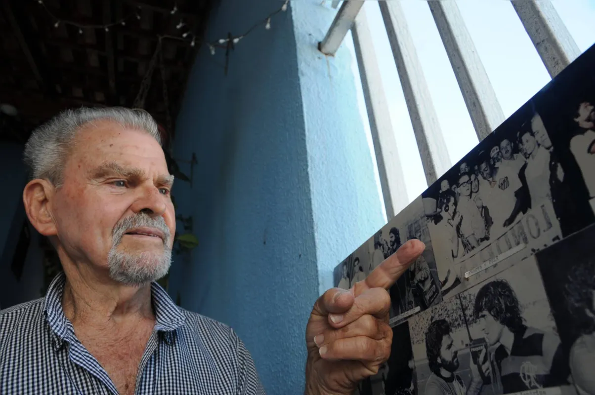 Cercado por autoridades e jornalistas, Pelé é entrevistado pelo repórter Tatinha, no VGD