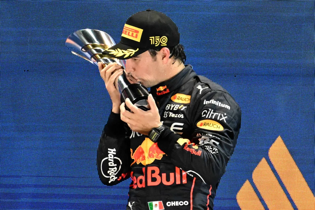 A vitória do mexicano Sergio Pérez adiou o desejo de Max Verstappen, seu companheiro de equipe, de conquistar o título da temporada de maneira antecipada