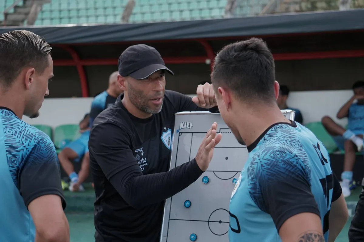 O técnico Edinho quebra a cabeça para escolher a melhor formação do Londrina para a estreia no Paranaense
