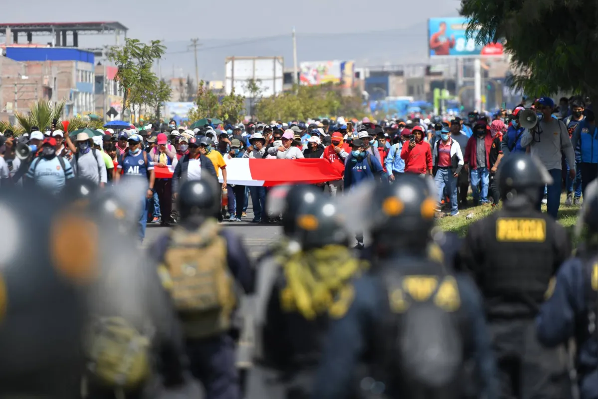 Apoiadores do ex-presidente Pedro Castillo durante  manifestação em Arequipa
