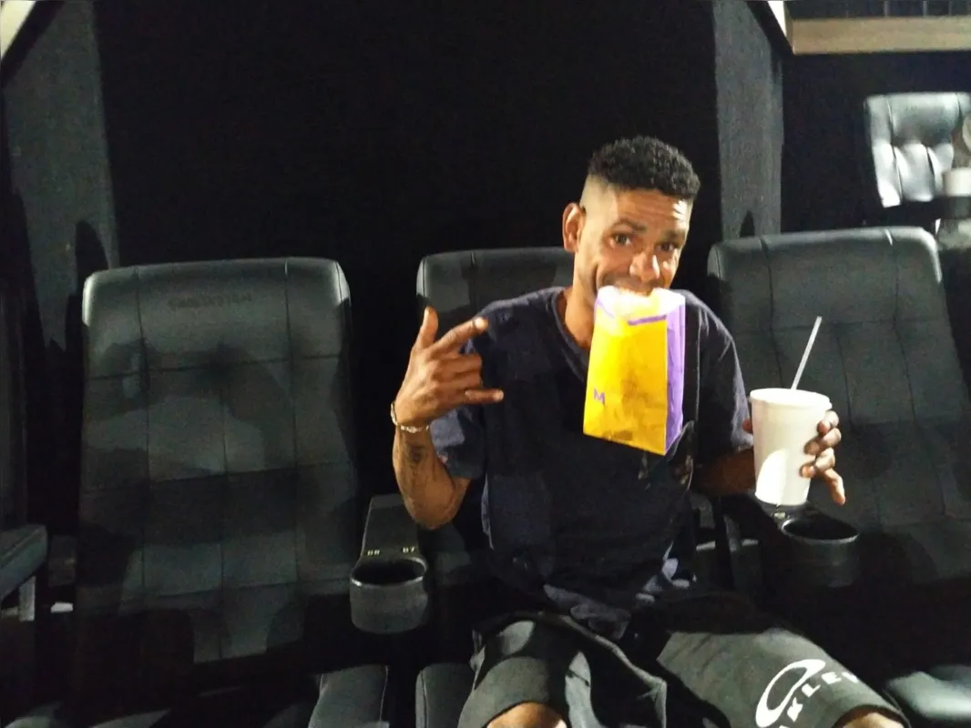 Johnatan Vieira da Silva, 32 anos: "É a primeira vez que entro num shopping e também numa sala de cinema"