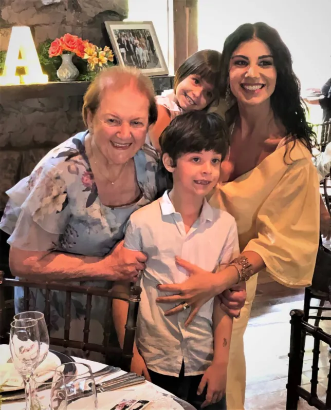 A aniversariante com a neta Renata Sahão Scanavaca e os bisnetos Giórgia e Bernardo
