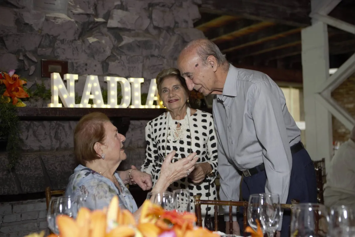 Nádia Sahão recebendo os cumprimentos de Dilza e Nelson Dequech